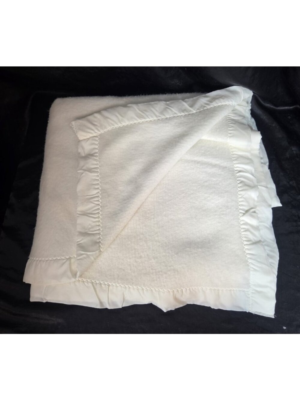 Vintage Shabby Chic White Blanket Satin Trim / Edge CottageCore Grandma Winter